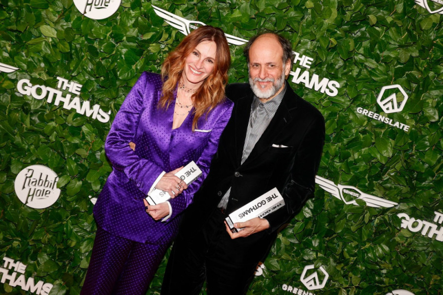 Niko ne nosi odela kao Džulija Roberts: Na Gotam nagradama ponela ljubičasto o kom će se dugo pričati (FOTO)