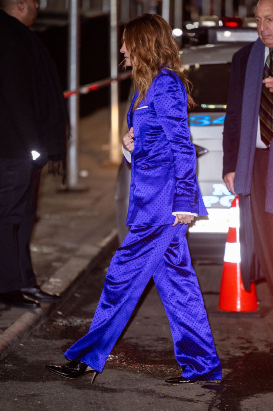 Niko ne nosi odela kao Džulija Roberts: Na Gotam nagradama ponela ljubičasto o kom će se dugo pričati (FOTO)