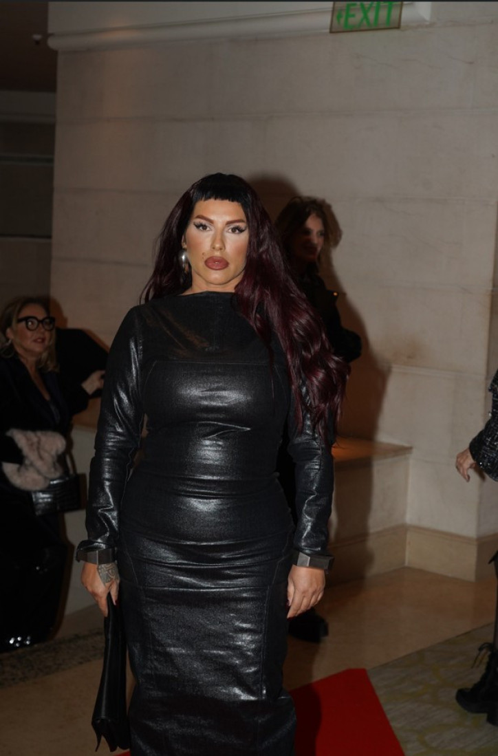 Imamo najveću modnu katastrofu na estradi! David Ćurčić u pevačicu uperio prst: "Kao prava kranjska kobasica!"