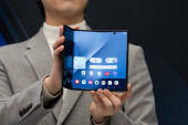 Samsungov prvi trostruko savitljivi telefon je prava inovacija: Kada se raširi liči na tablet, ima neverovatne funkcije (FOTO/VIDEO)