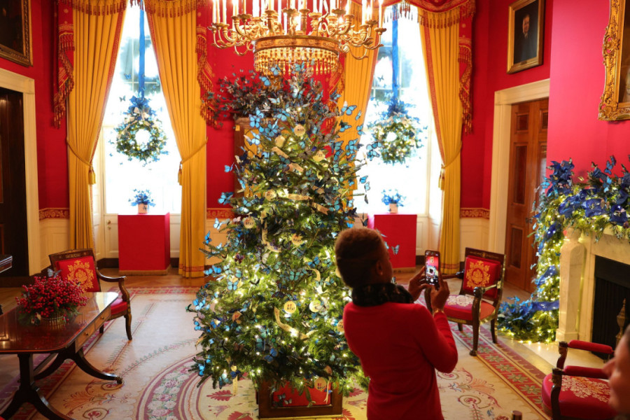 Melanija Tramp pokazala kako je okitila Belu kuću: Jelke se ne mogu prebrojati, a jedna slika se posebno izdvojila (VIDEO/FOTO)