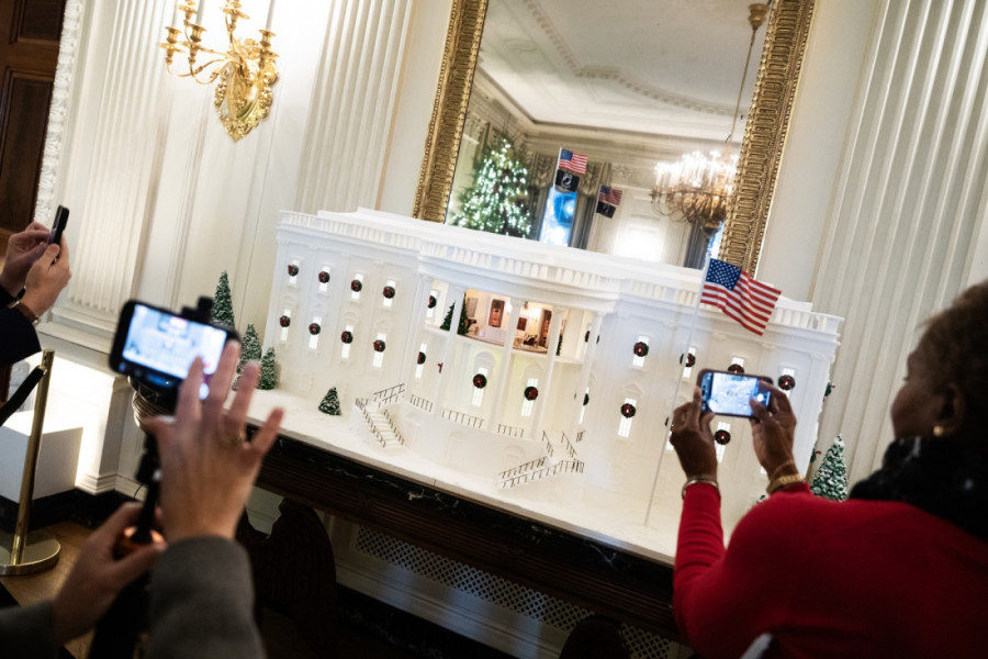 Melanija Tramp pokazala kako je okitila Belu kuću: Jelke se ne mogu prebrojati, a jedna slika se posebno izdvojila (VIDEO/FOTO)
