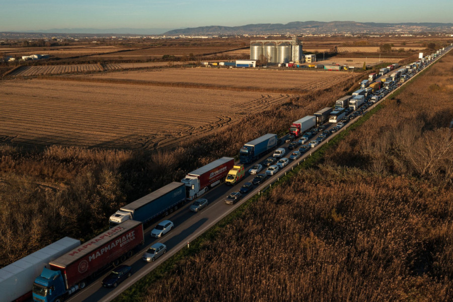 Poljoprivrednici blokirali Evzoni: Zatvoren granični prelaz u oba pravca, najavljeni protesti širom zemlje (VIDEO/FOTO)