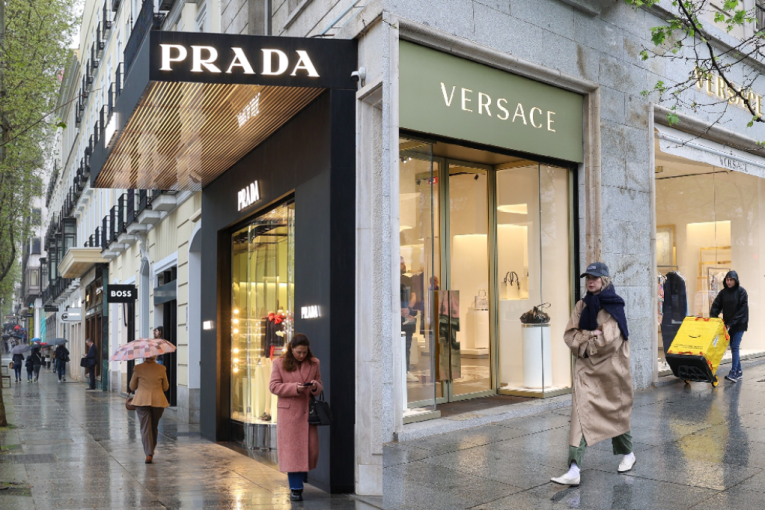 Modni potres: Prada kupila Versače, a cena prelazi milijardu dolara!