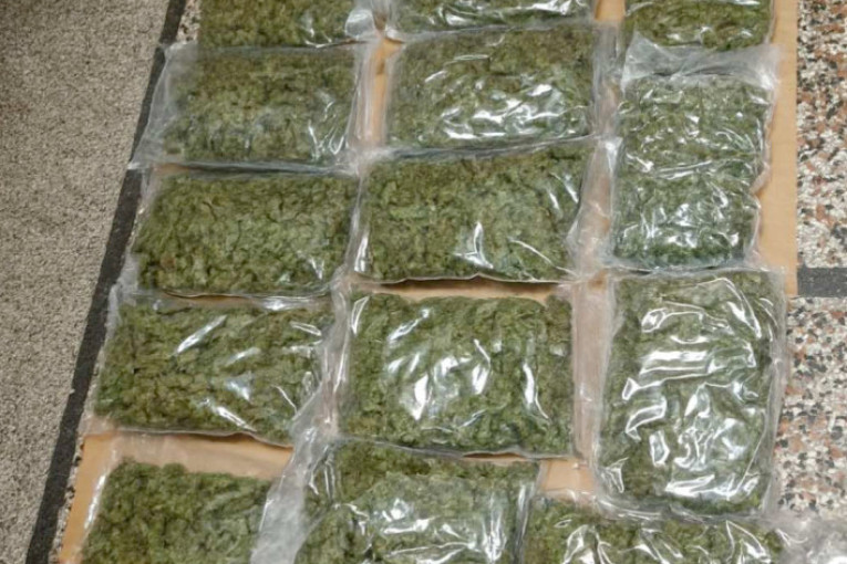 "Opel" filovan drogom: Velika zaplena kod Prokuplja (FOTO)