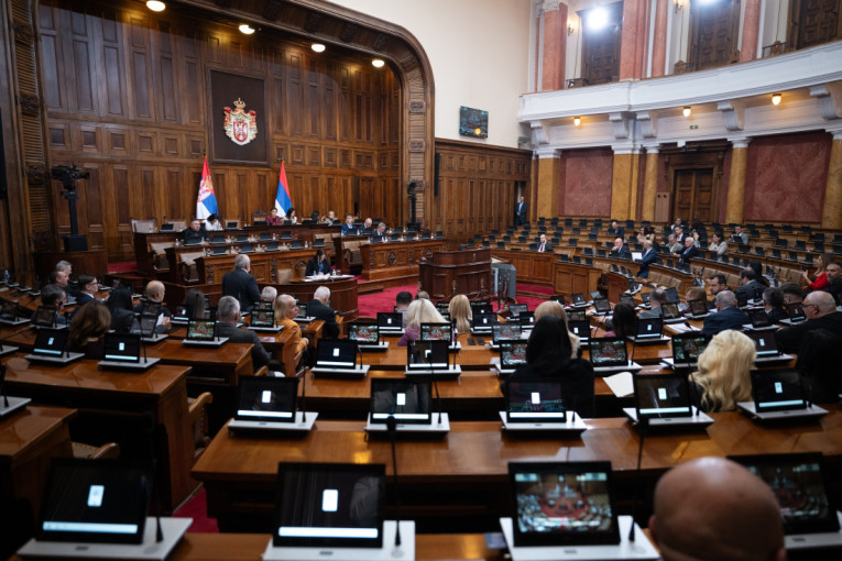 Skupština usvojila: Od 2026. cigarete poskupljuju, mladima stiže dodatnih 200 miliona za prve stanove