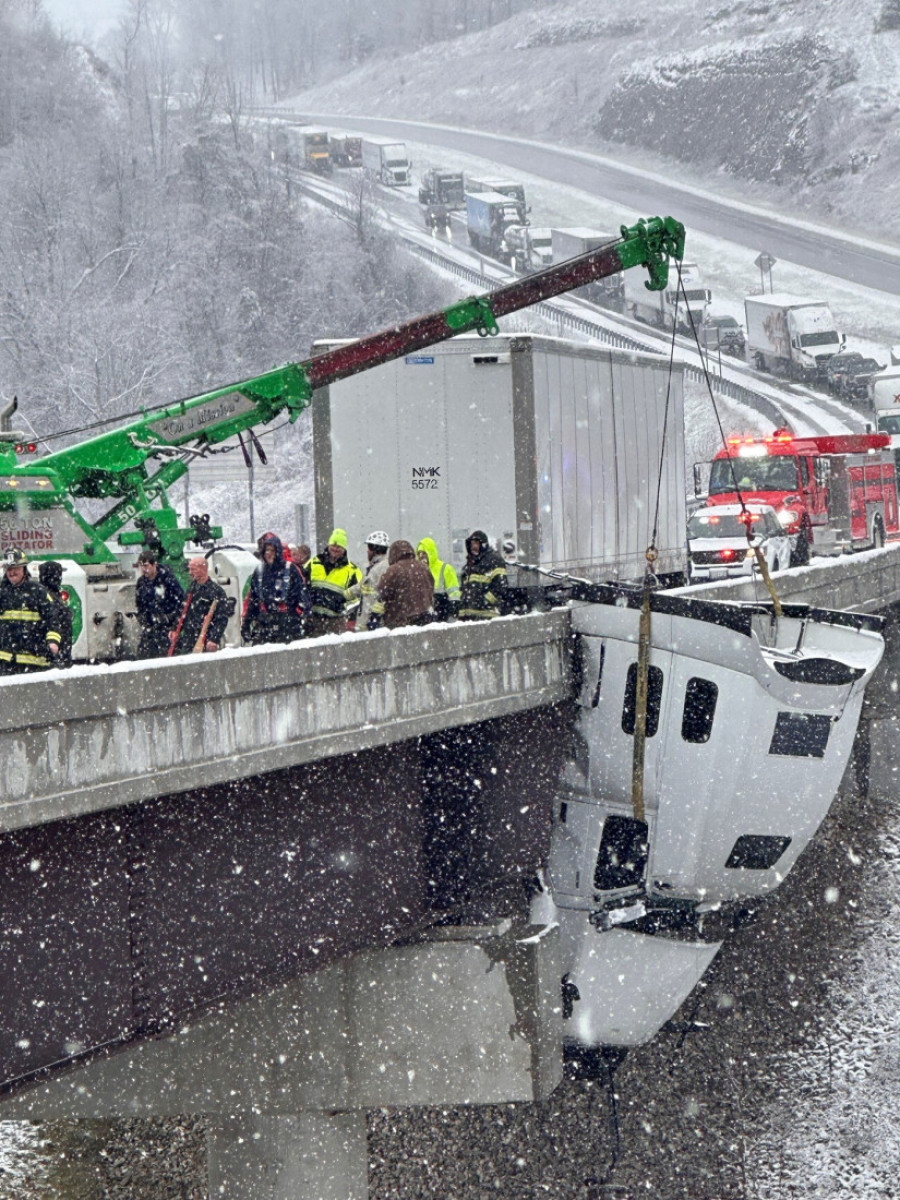 Kamion sleteo s mosta, vozač 5 sati čekao pomoć: Kabina probila ogradu, visila nad provalijom dubokom 30 metara (FOTO)