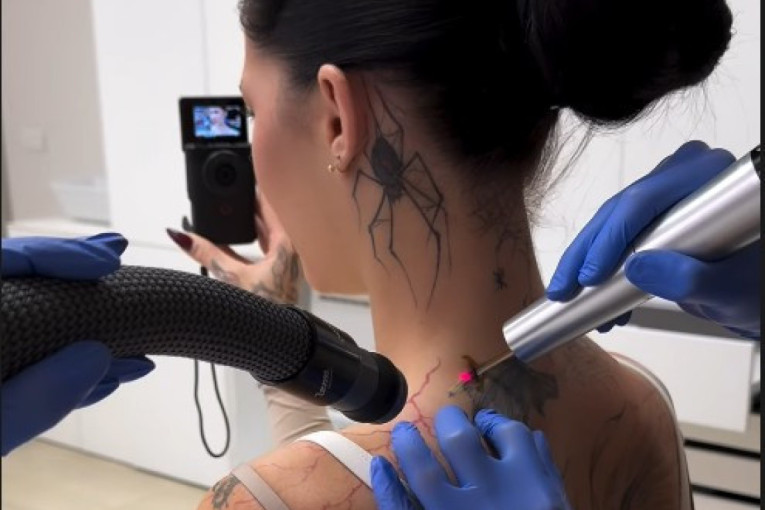 Jutjuberka Uki Ku skida tetovaže, a ovo je njeno telo u donjem vešu: Pauci i krila svuda po koži! (FOTO)