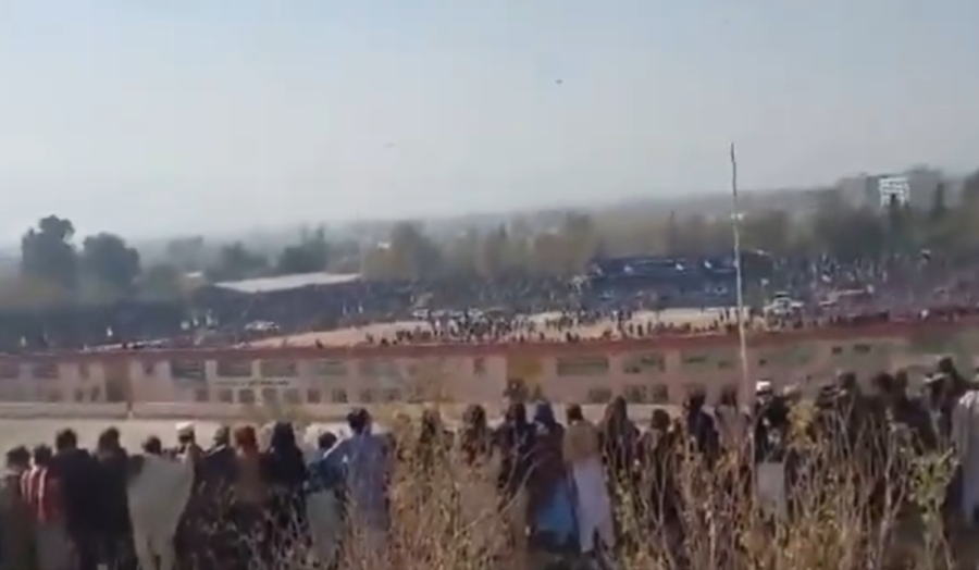 Lopov ukrao auto, pa projurio s njim kroz tržni centar: Probio ulazna vrata, deca mu umakla u deliću sekunde (VIDEO)