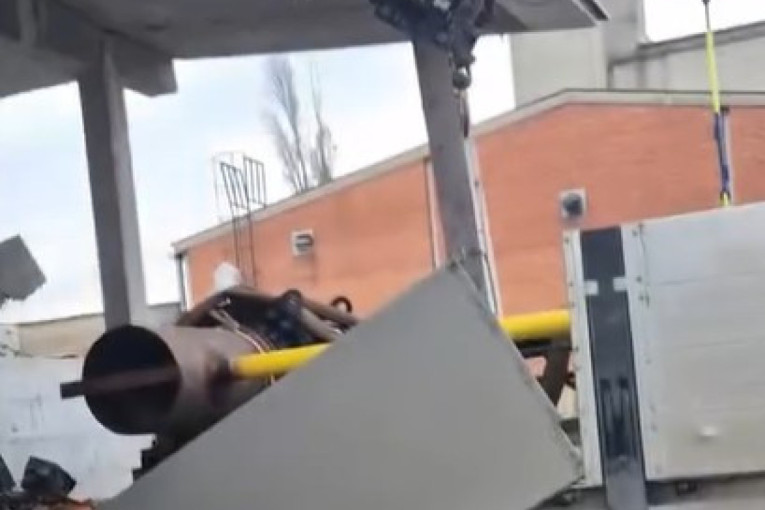 Kamion napravio haos u Novom Sadu: Srušio betonsku konstrukciju (VIDEO)