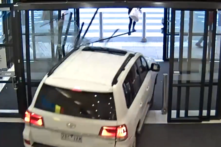 Lopov ukrao auto, pa projurio s njim kroz tržni centar: Probio ulazna vrata, deca mu umakla u deliću sekunde (VIDEO)