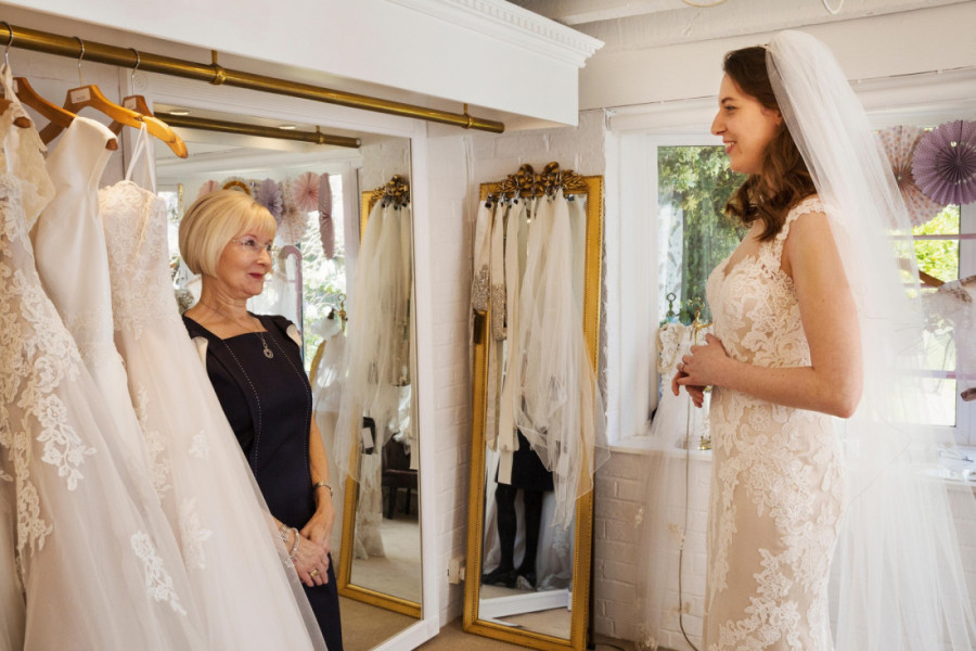 Svekrva na testu: Koje običaje mora da ispoštuje prema snaji pre i na dan svadbe!