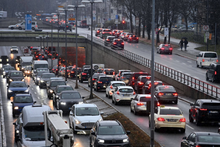 Naslovne strane dnevnih novina: Prelistavanje štampe za 5. decembar 2025. godine