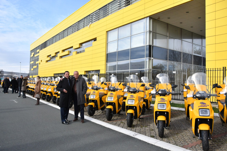 Poštari voze "na baterije": Stigli žuti električni mopedi! (FOTO)