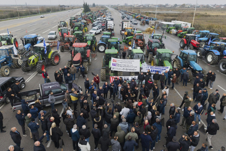 Potpuno ludilo u Grčkoj! Farmeri se sukobili sa policijom, blokade se šire (VIDEO/FOTO)