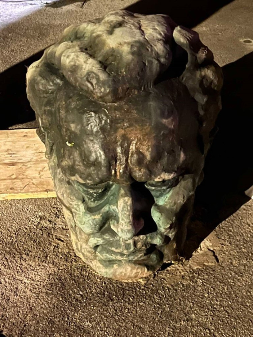 Titu brutalno odsečena glava! Počinilac glavu utovario u automobil sa različitim hrvatskim tablicama (FOTO)