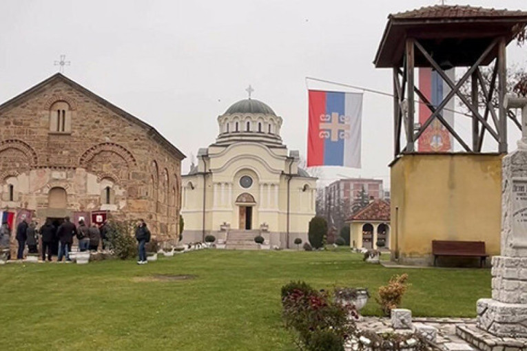 Kancelarija za KiM: Skidanje zastave SPC u Lipljanu nastavak kampanje progona Srba na KiM