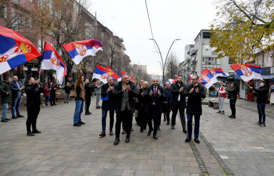 Vijore se trobojke na KiM: Građani severnog dela Kosovske Mitrovice  i Leposavića dočekali nove gradonačelnike! (FOTO)