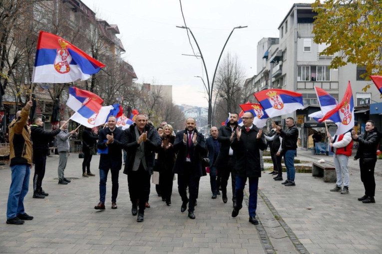 Vijore se trobojke na KiM: Građani severnog dela Kosovske Mitrovice  i Leposavića dočekali nove gradonačelnike! (FOTO)