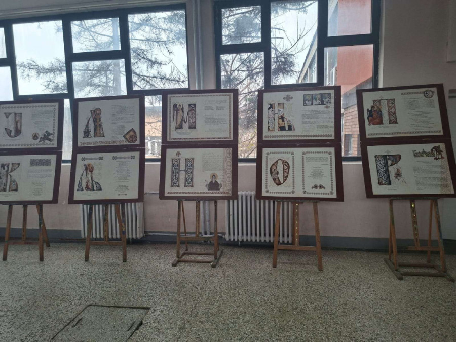 Izložba "Moja ćirilica" otvorena u Mašinsko-saobraćajnoj školi u Čačku! Čuvanje tradicije i pisma kao prioritet među mladima (FOTO)
