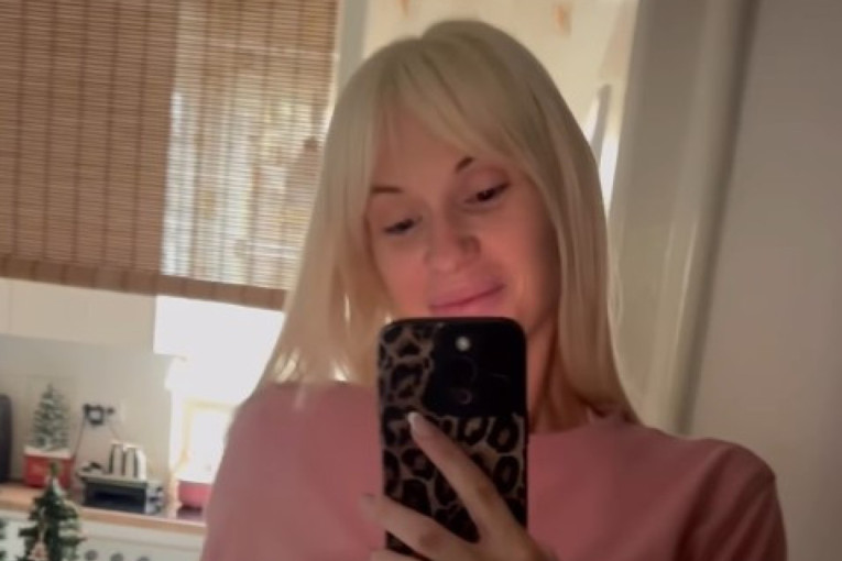 Stomak Anje Mit posle carskog reza je za poštovanje: Pre tri nedelje se porodila, svi trbušnjaci na svom mestu! (VIDEO)