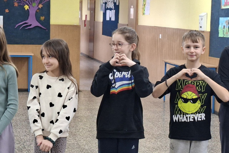 Deset laptopova stiglo osnovcima škole "Bobota" kod Vukovara: Fondacija Sveta Petka svečano uručila donaciju!