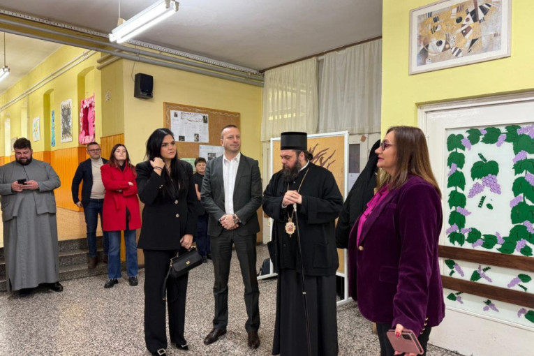 Deset laptopova stiglo osnovcima škole "Bobota" kod Vukovara: Fondacija Sveta Petka svečano uručila donaciju!