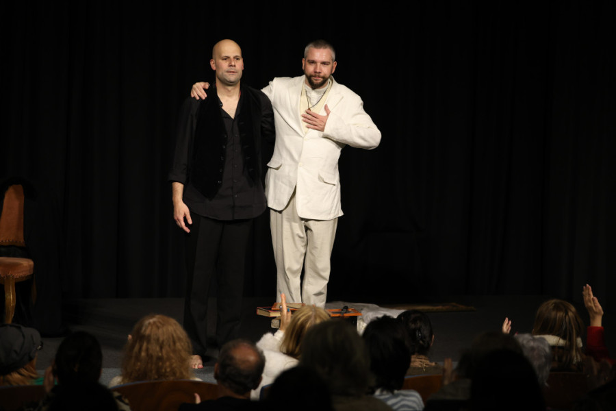 IZ TAME DO SVETLOSTI: Predstava „Idiot: Skidanje sa krsta” izvedena na sceni Fondacije Mozzart (VIDEO)