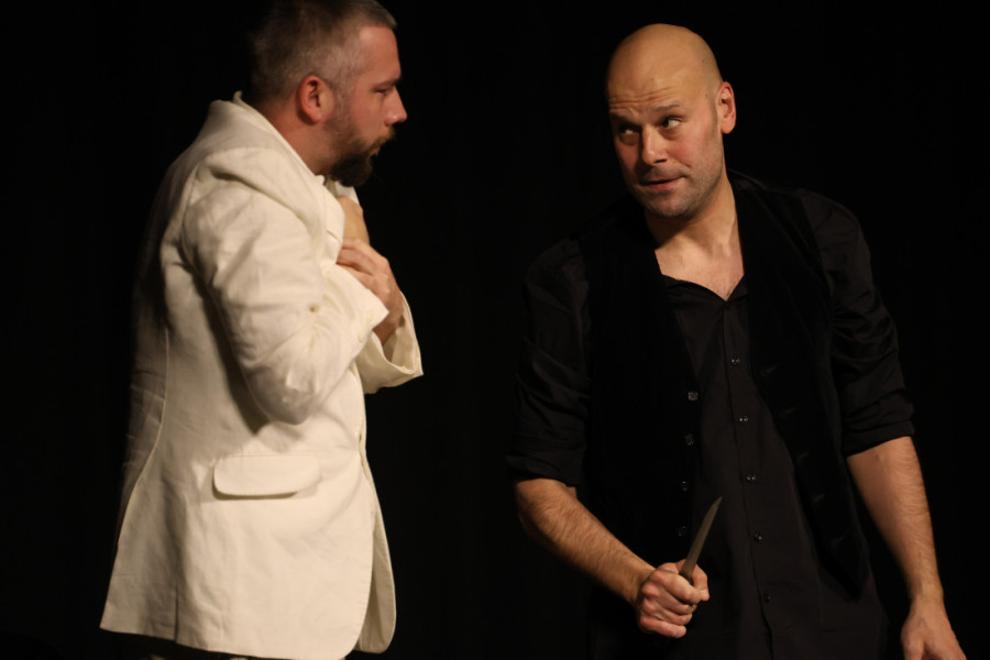 IZ TAME DO SVETLOSTI: Predstava „Idiot: Skidanje sa krsta” izvedena na sceni Fondacije Mozzart (VIDEO)