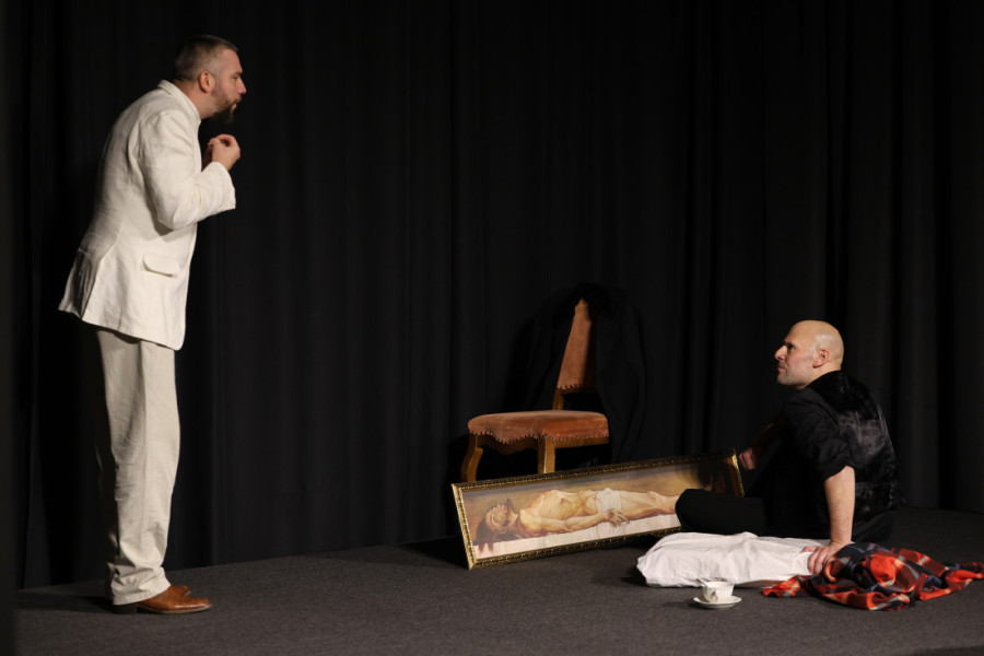 IZ TAME DO SVETLOSTI: Predstava „Idiot: Skidanje sa krsta” izvedena na sceni Fondacije Mozzart (VIDEO)