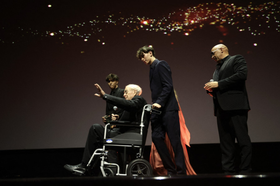 Majkl Kejn u invalidskim kolicima dočekan ovacijama: Njegov emotivni govor je mnoge rastužio (FOTO/VIDEO)