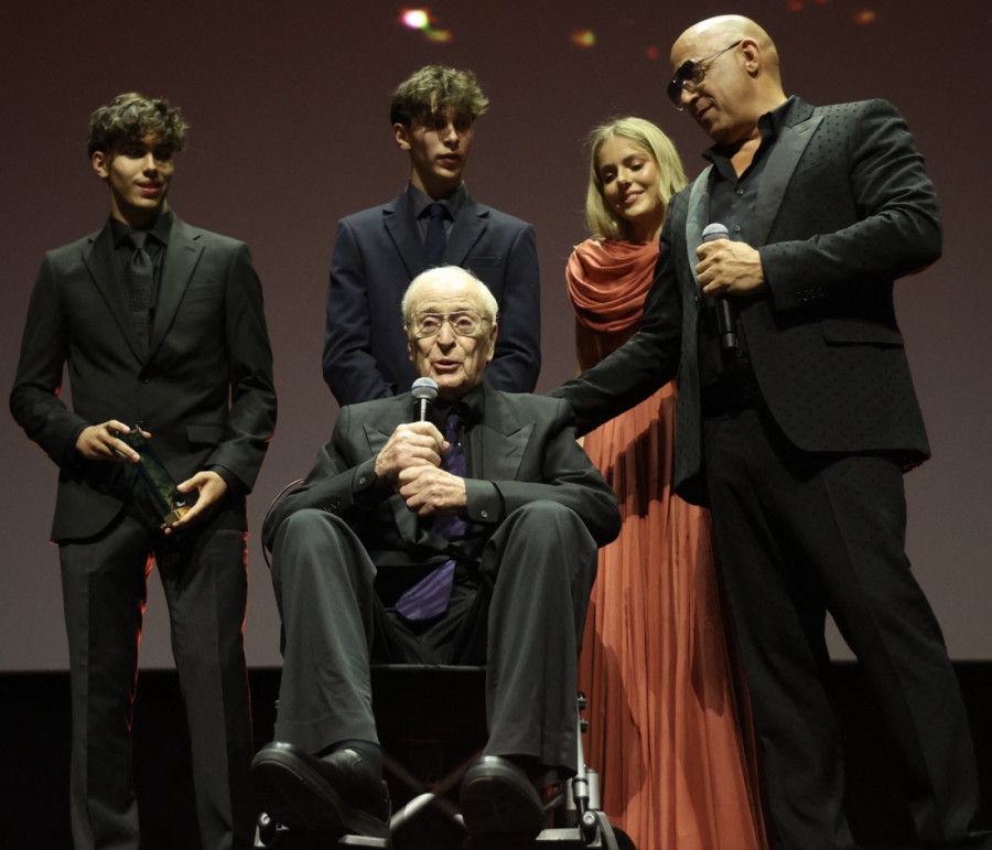 Majkl Kejn u invalidskim kolicima dočekan ovacijama: Njegov emotivni govor je mnoge rastužio (FOTO/VIDEO)