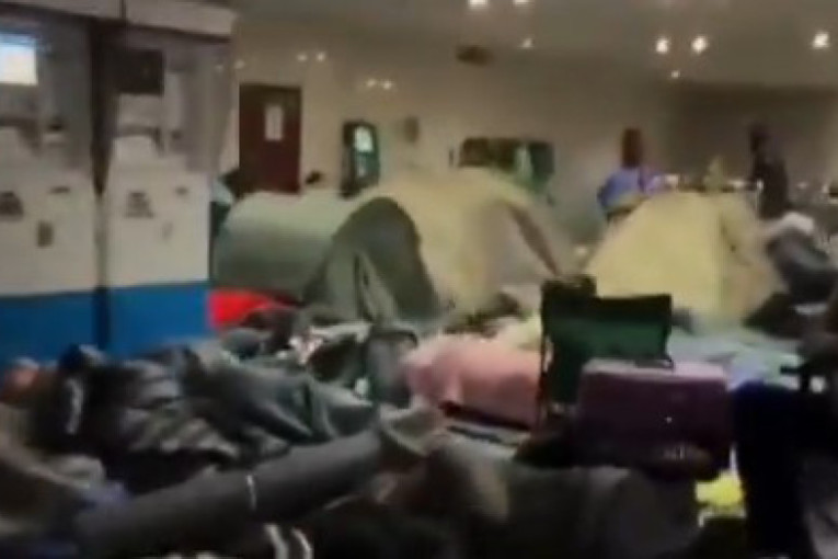 Poljska digla borbene avione: Snažni udari, eksplozije i sirene -  ima ranjenih, ljudi beže u metro!