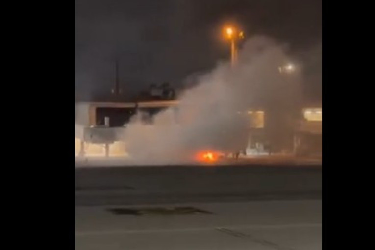 Avion planuo na aerodromu: Usledila hitna evakuacija putnika (VIDEO)