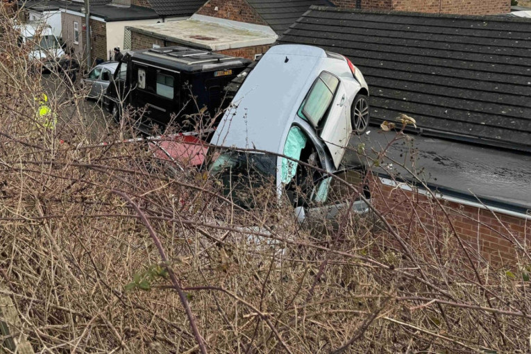 Trostruko ubistvo u porodičnoj kući u Čačku: Policija obezbeđuje mesto zločina! (FOTO)