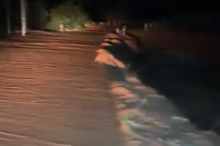 Panika zbog poplava u Grčkoj! Celom selu naređeno da se evakuiše, voda nadire (VIDEO)