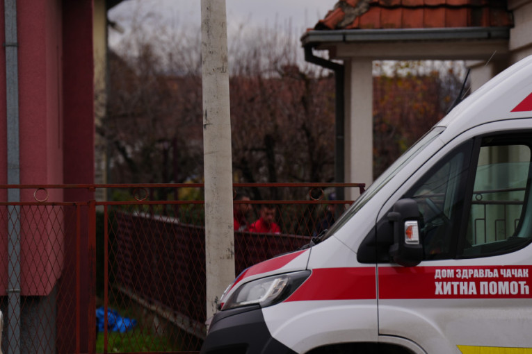 Trostruko ubistvo u porodičnoj kući u Čačku: Policija obezbeđuje mesto zločina! (FOTO)