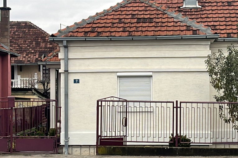 Ovo je kuća u kojoj su pronađena tela oca, majke i sina! Komšije: "Bili su divni i pošteni ljudi" (FOTO/VIDEO)