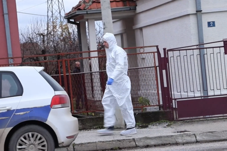 "Ta kuća je stvarno ukleta" - Novi detalji porodične tragedije u Čačku: Majci i ocu prerezao grkljan, pa sebi isekao vene (FOTO/VIDEO)
