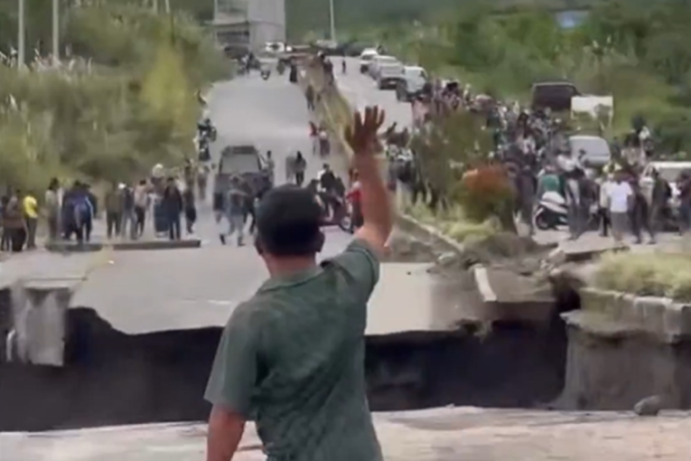 Put se urušava, uplašeni vozači se povlače! Snimljeni neverovatni prizori, neki u poslednjem trenutku spasli živu glavu (VIDEO)