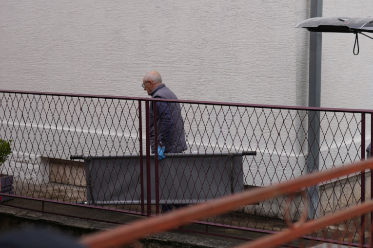 Tela nastradale porodice odneta na obdukciju: Sumnja se da je sin ubio roditelje pa sebi presudio (FOTO/VIDEO)