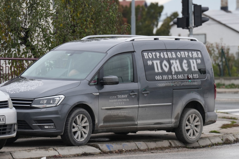 Tela nastradale porodice odneta na obdukciju: Sumnja se da je sin ubio roditelje pa sebi presudio (FOTO/VIDEO)