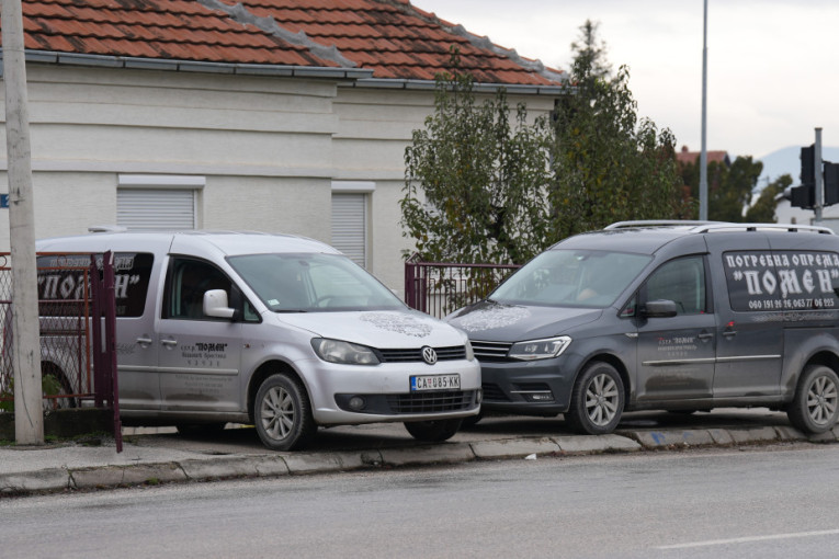 Tela nastradale porodice odneta na obdukciju: Sumnja se da je sin ubio roditelje pa sebi presudio (FOTO/VIDEO)