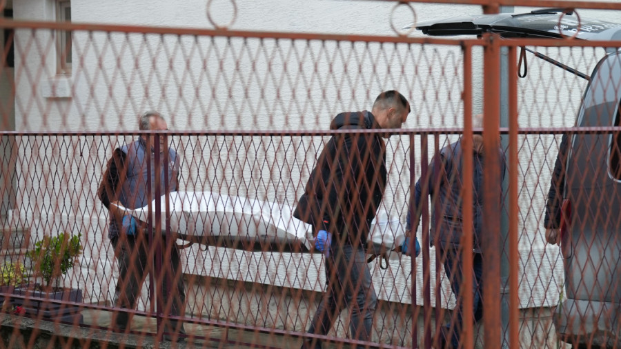 Bukti požar u Beogradu na 50 metara od pumpe! Vatrogasci se bore sa vatrenom stihijom!