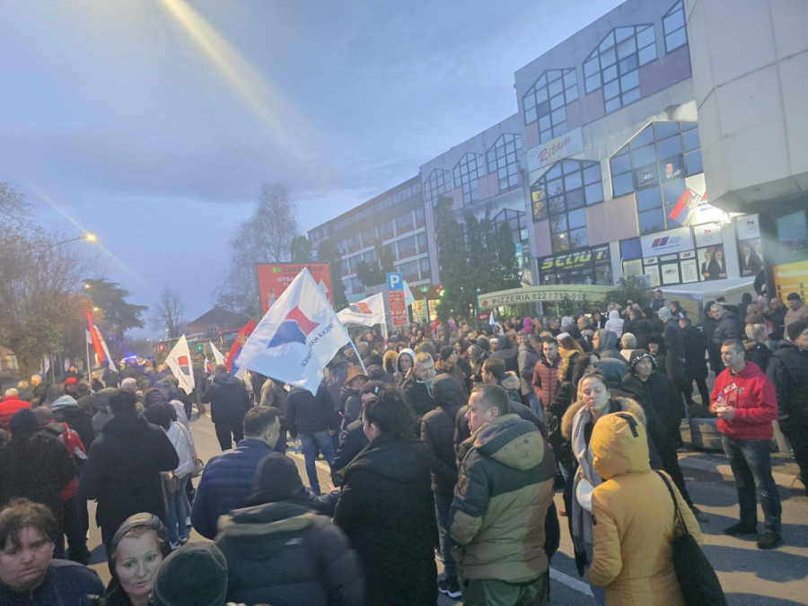 Vučević sa polaznicima političke akademije: Podrška mladima koji žele da uče!