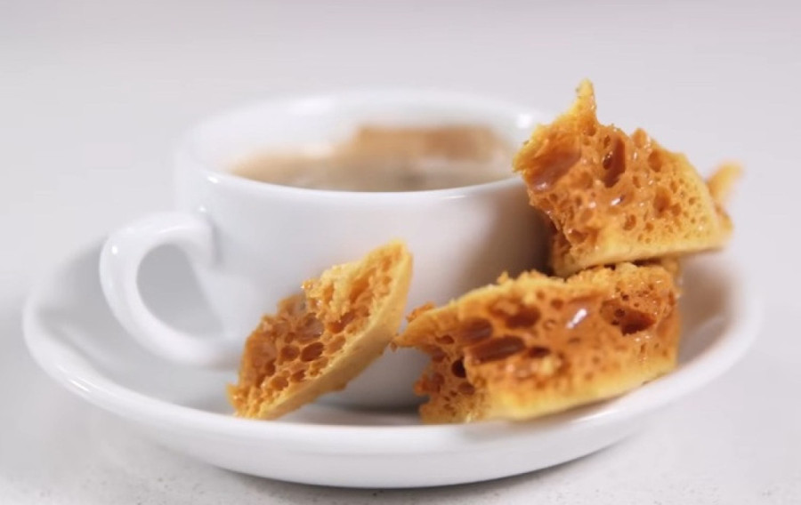 Recept dana: Honeycomb ili saće bombone su viralni kolač koji se pravi od tri sastojka - pod prstima hrska, u ustima se topi