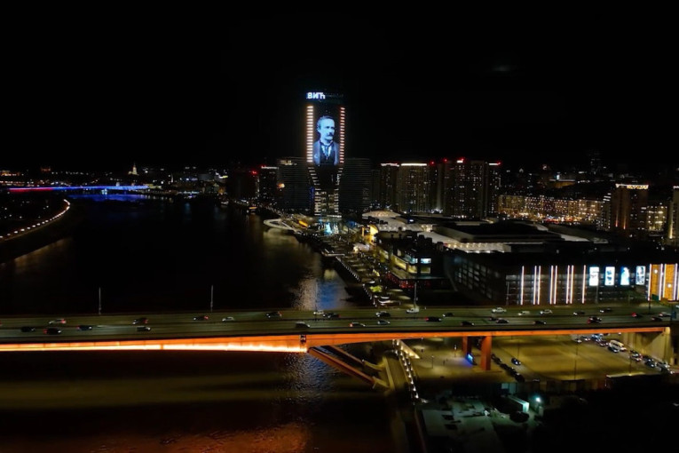 Zmaj obasjao Beograd: Kula zasijala u čast čuvara dečjeg osmeha (VIDEO)