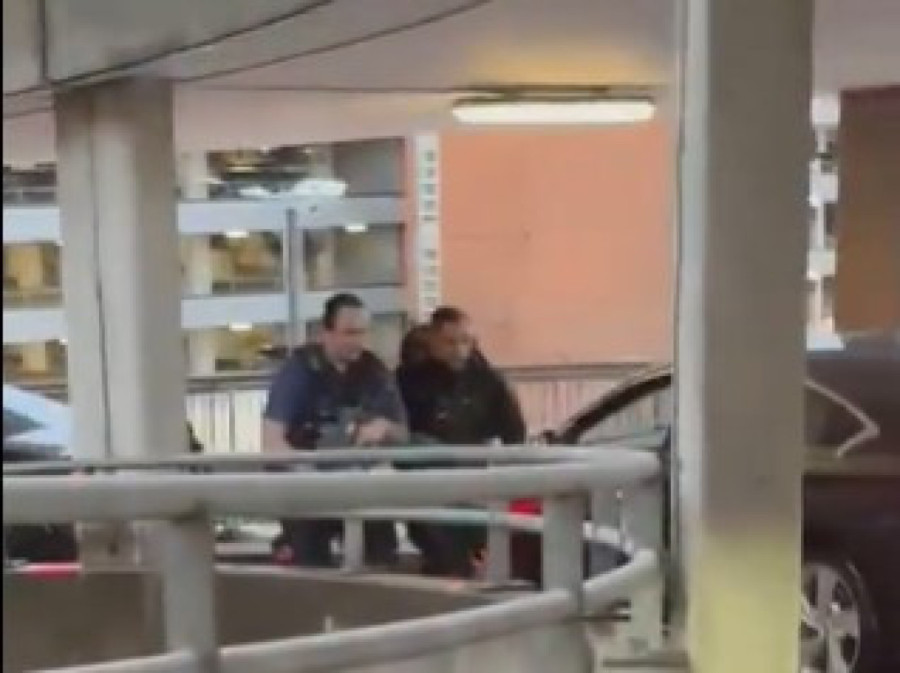 On je napravio haos na Hitrou: Napao ljude, pa uhapšen brzinom svetlosti! (FOTO/VIDEO)