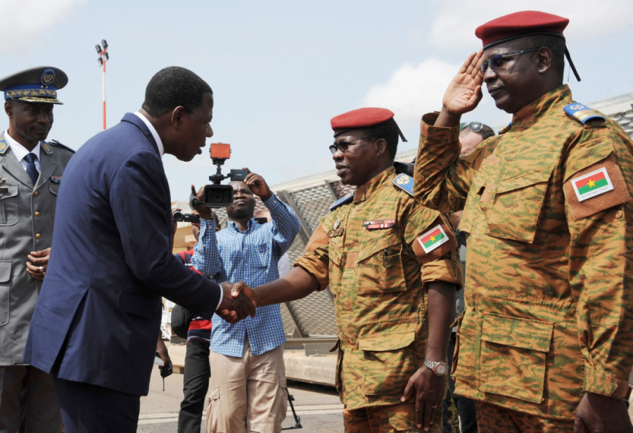 Vojnici žele da sruše vlast: Helikopteri nad prestonicom, granice zatvorene, a svi se pitaju šta je sa predsednikom!