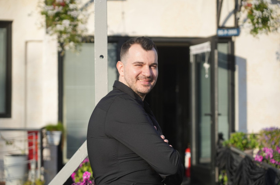 Pevač plakao posle nastupa: "Bilo je svega - pretnji, pištolja i batina..."